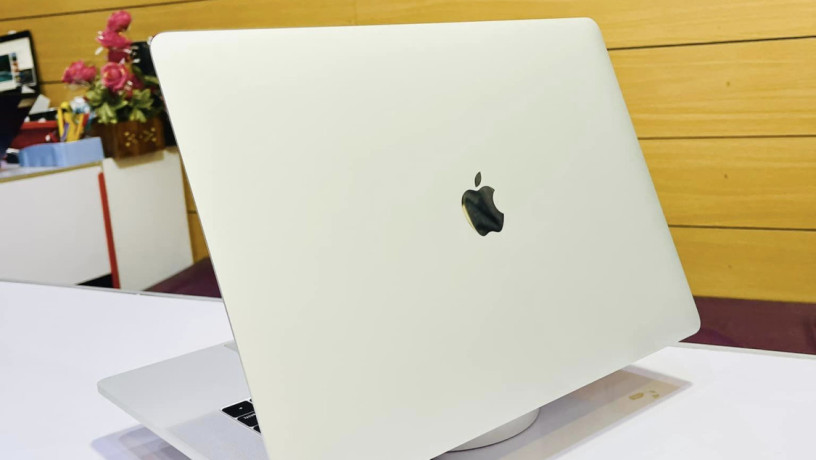 apple-macbook-pro-15-2018-big-3