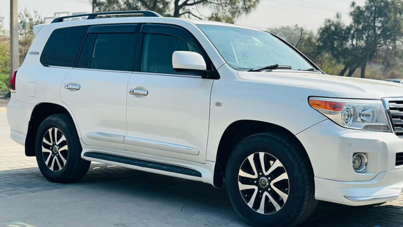 toyota-land-cruiser-v8-agx-big-0